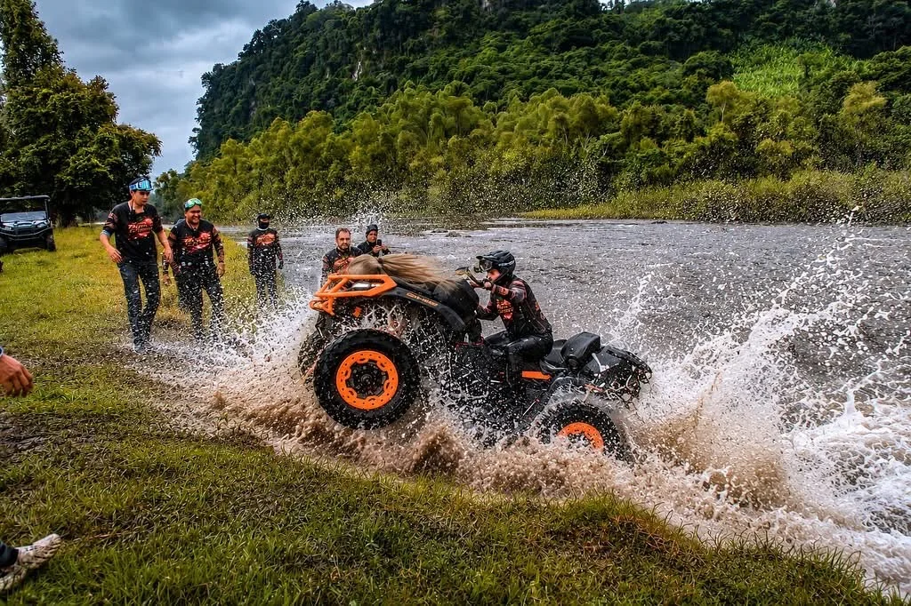 ATV saliendo del agua durante una ruta
